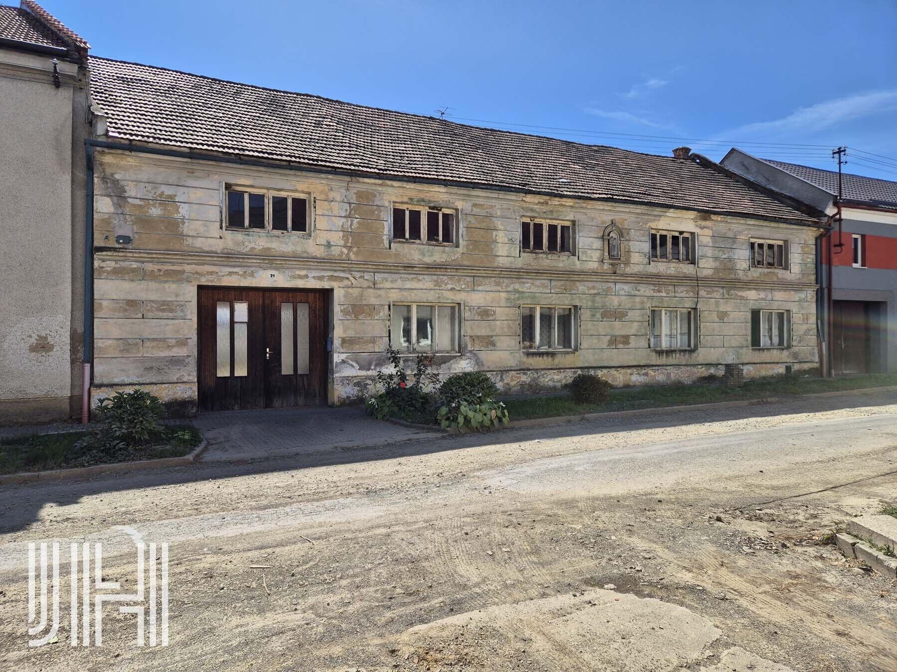 Prodej stavebního pozemku v klidné části obce s domem na demolici