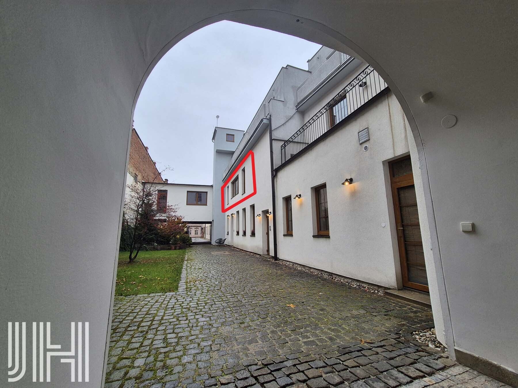 Pronájem nově vybudované kanceláře v centru s možností parkování