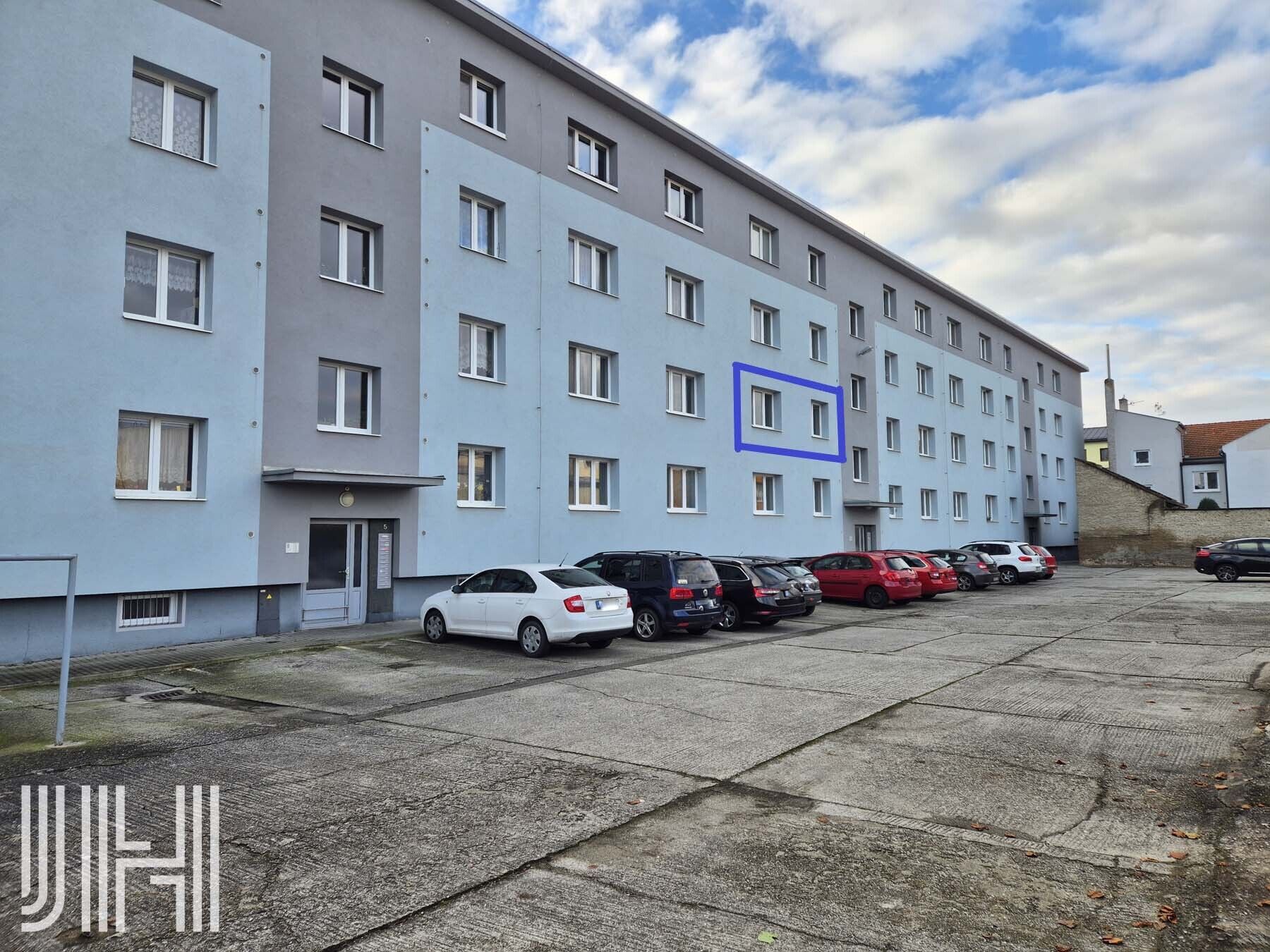 Prodej prostorného bytu 3+1 v klidné části centra s garáží a parkováním