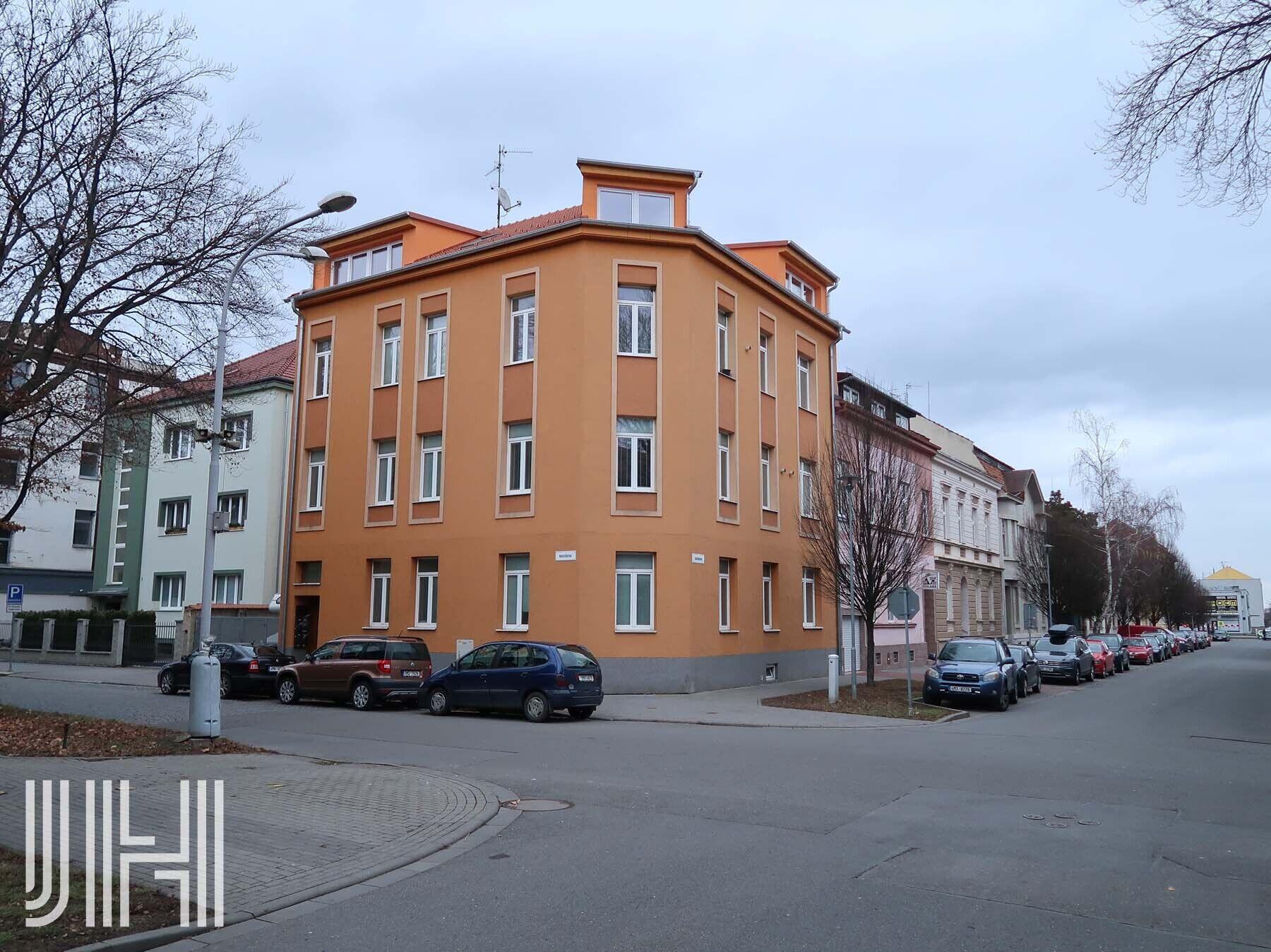 Pronájem velkého cihlového bytu 1+1