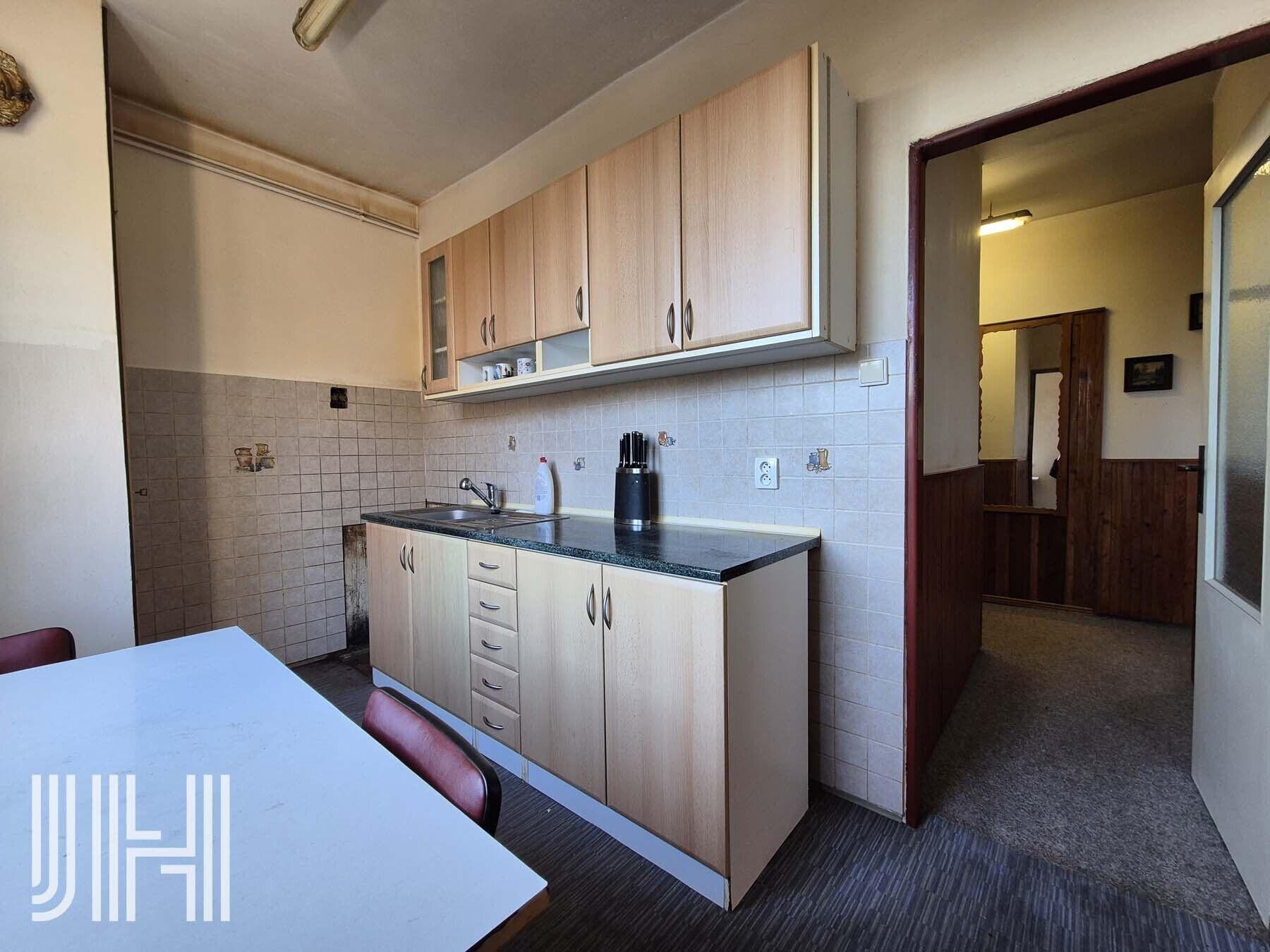 Prodej zděného bytu s garáží v malém bytovém domě