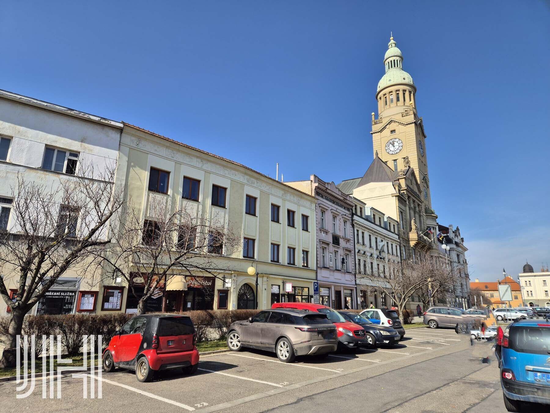 Pronájem obchodních prostor na náměstí v centru