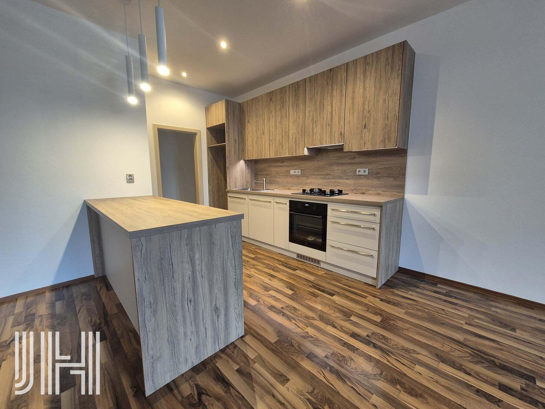 Pronájem prostorného bytu s úžasným výhledem na náměstí