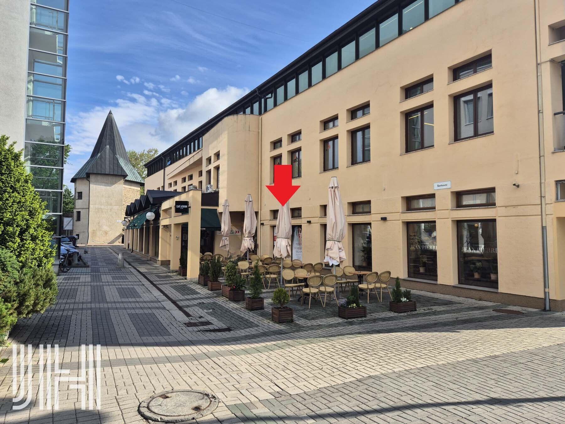 Pronájem obchodu/kanceláře v obchodní galerii v centru města