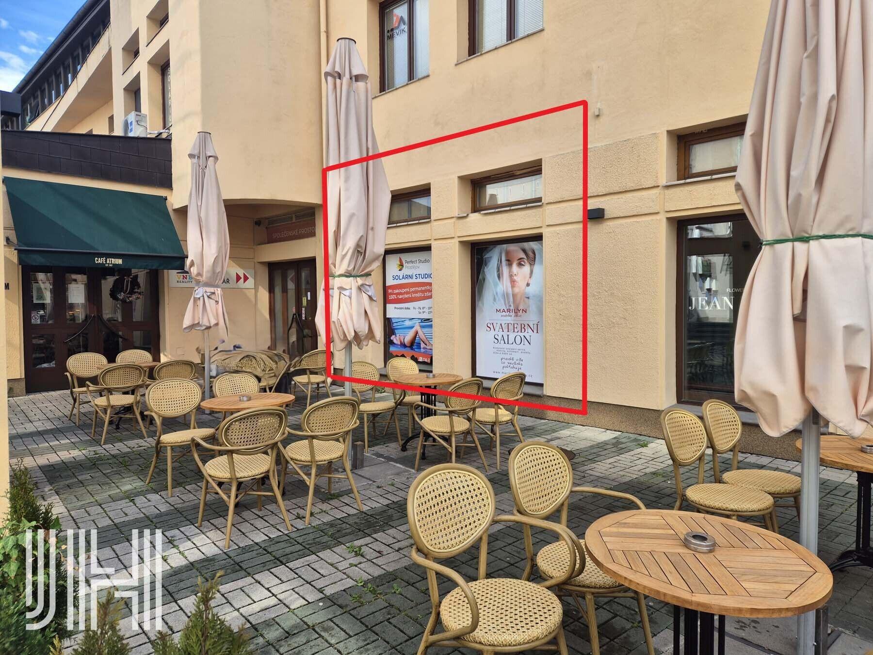 Pronájem obchodu/kanceláře v obchodní galerii v centru města