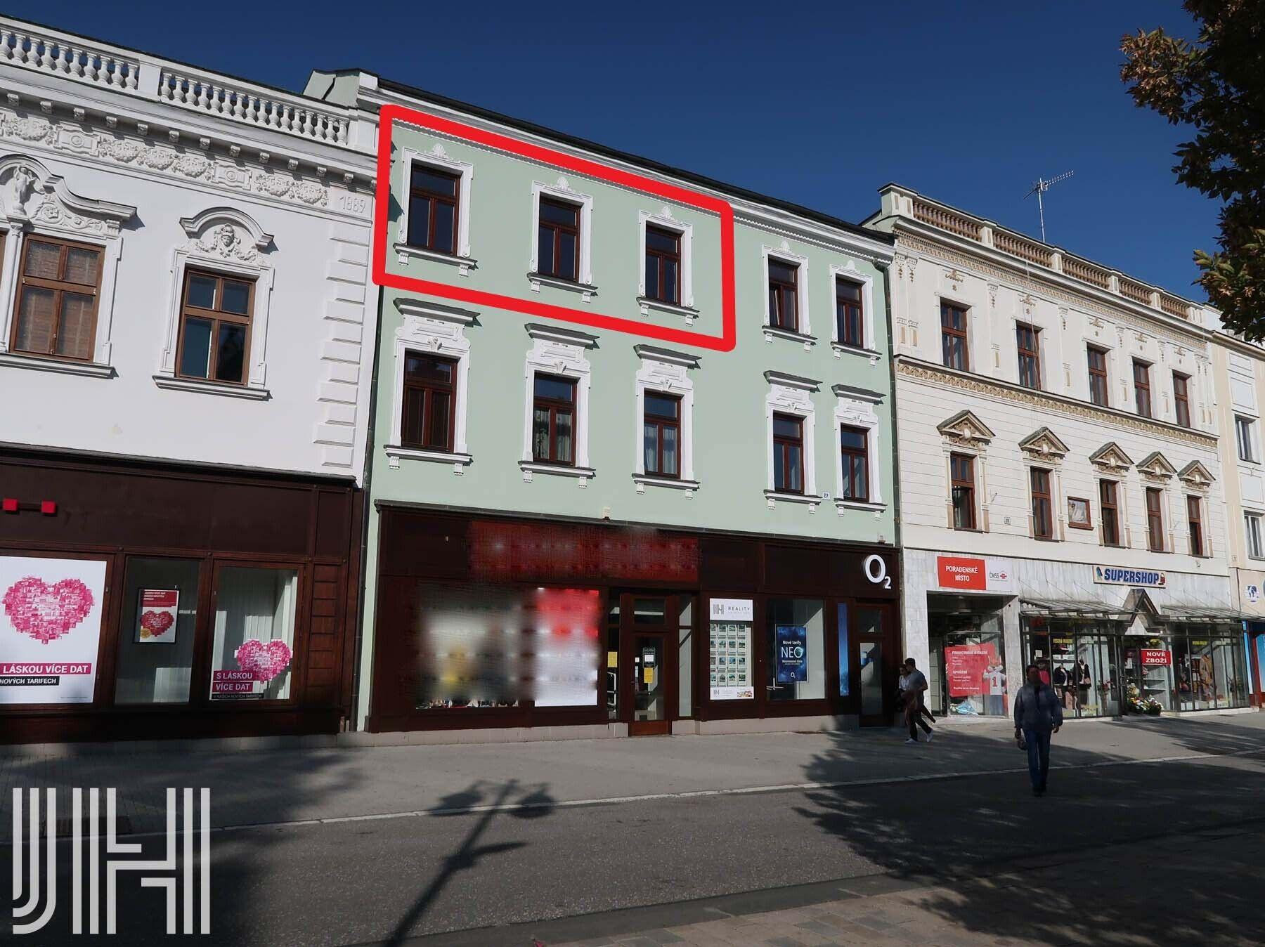 Pronájem opraveného bytu 2+kk na náměstí s možností parkování