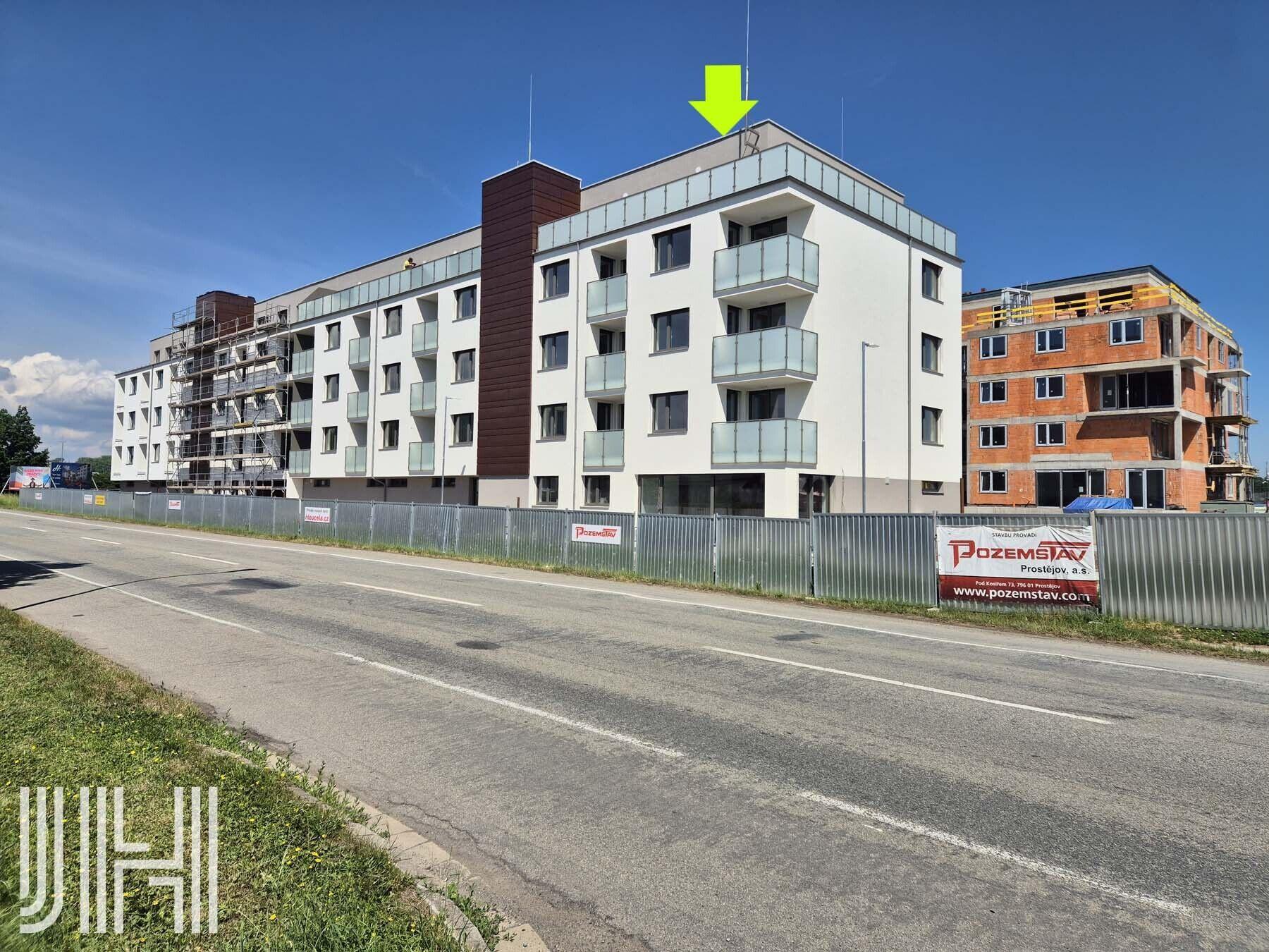 Prodej nově dokončeného bytu 4+kk s garáží u lesoparku Hloučela