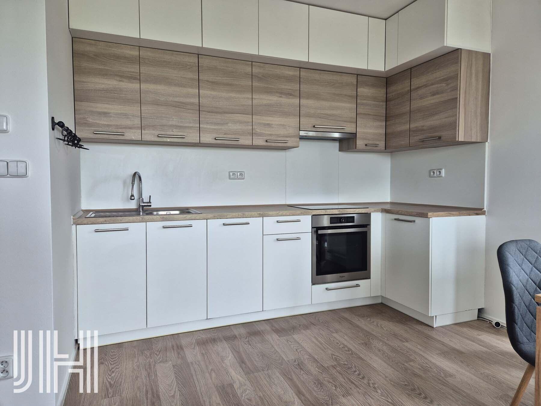Pronájem zařízeného bytu 2+kk s prostornou lodžií s výhledem