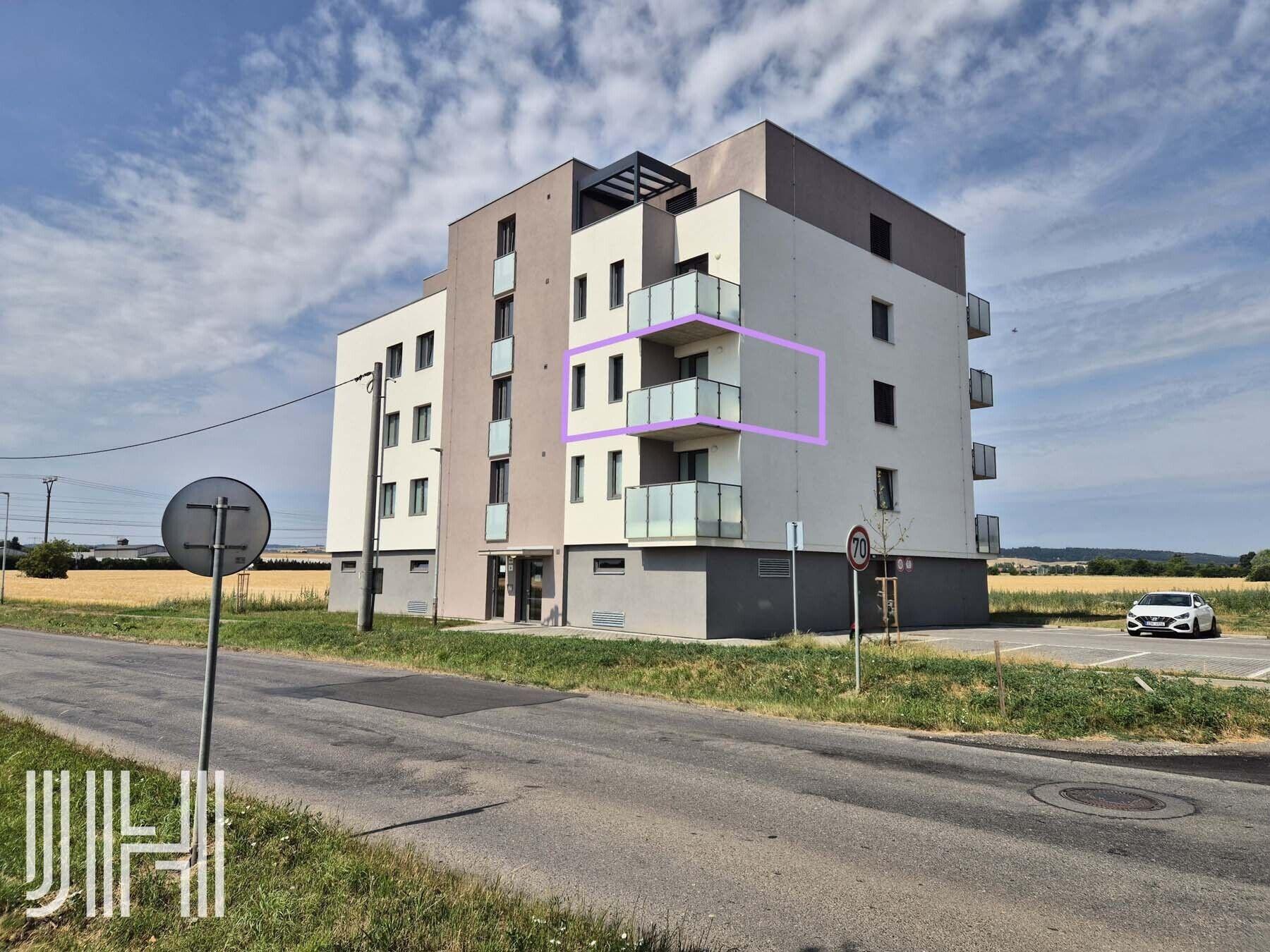 Pronájem nového bytu 1+kk s balkonem a parkovacím místem