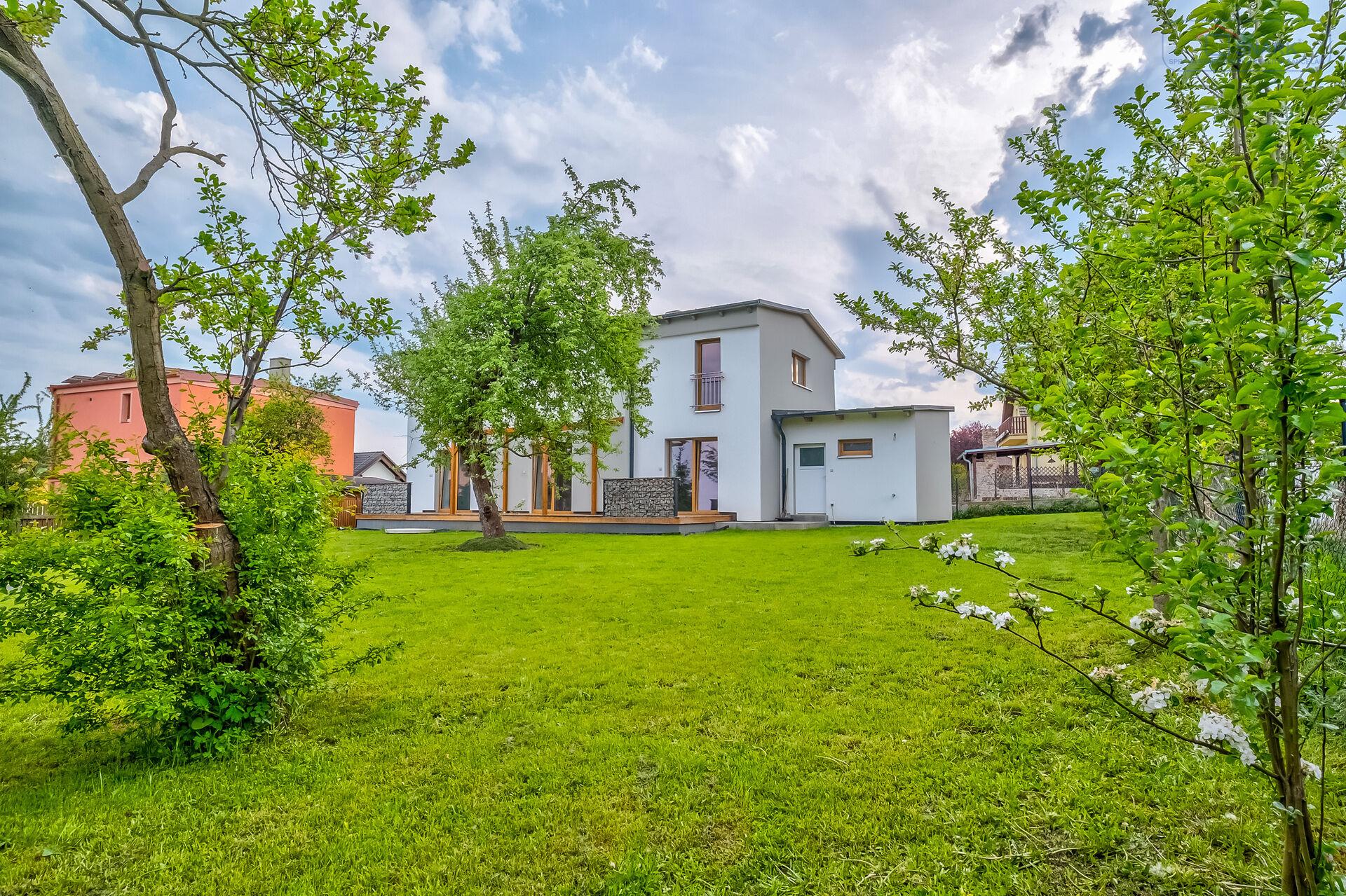 RD Pičín, pozemek 721 m2, terase, sklep