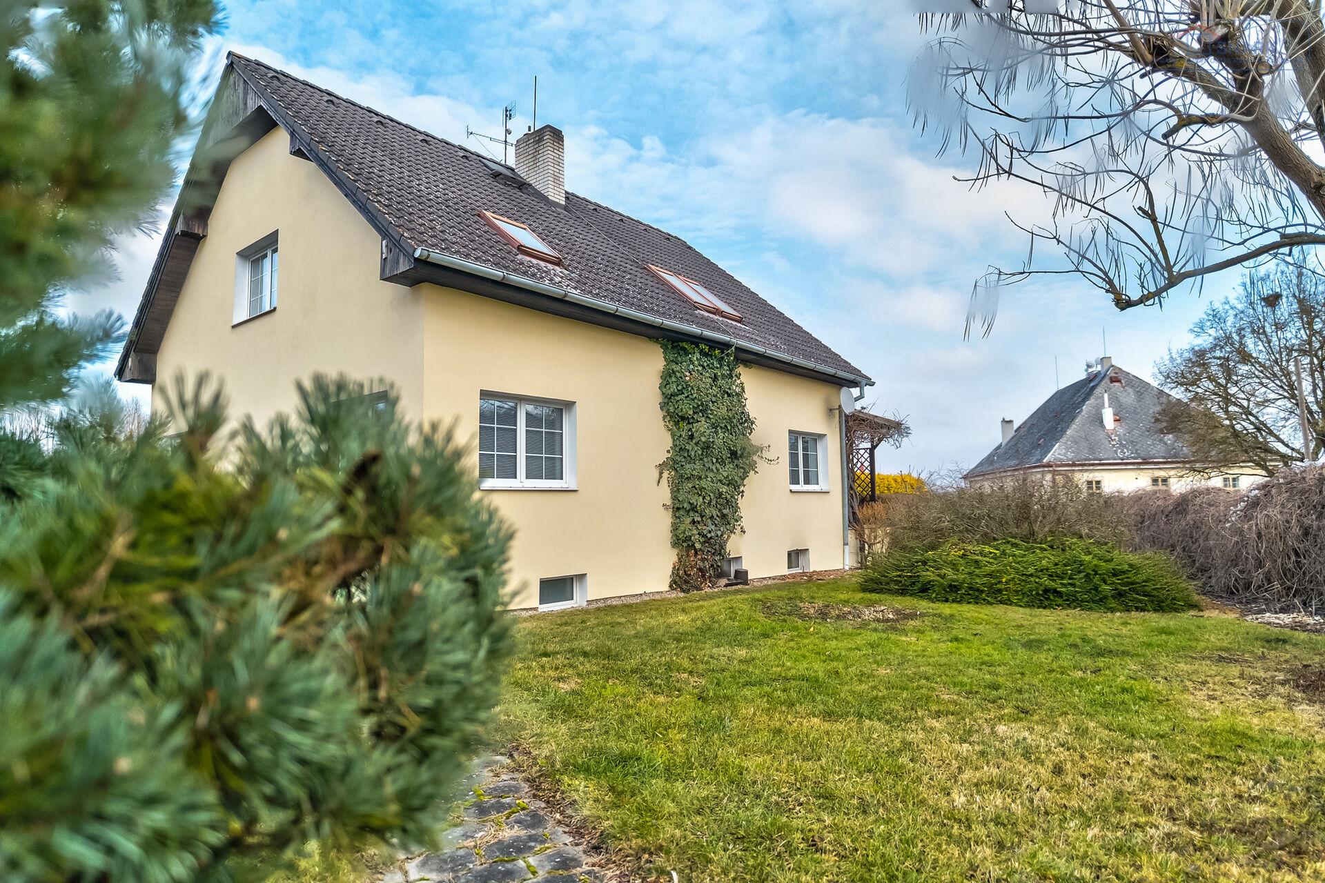 Prodej rodinného domu 4+kk, Nižbor – zahrada, bazén, výhled na zámek