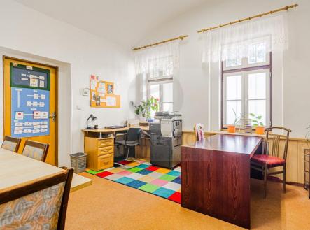 Prodej komerčního objektu, administrativní budova, 402 m²