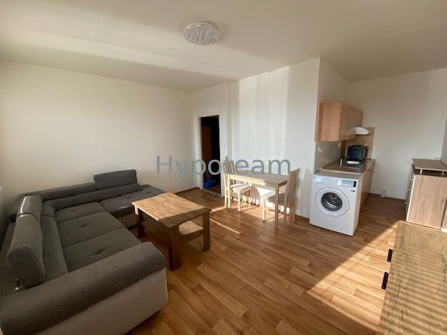 obývací místnost s kuchyňským koutem