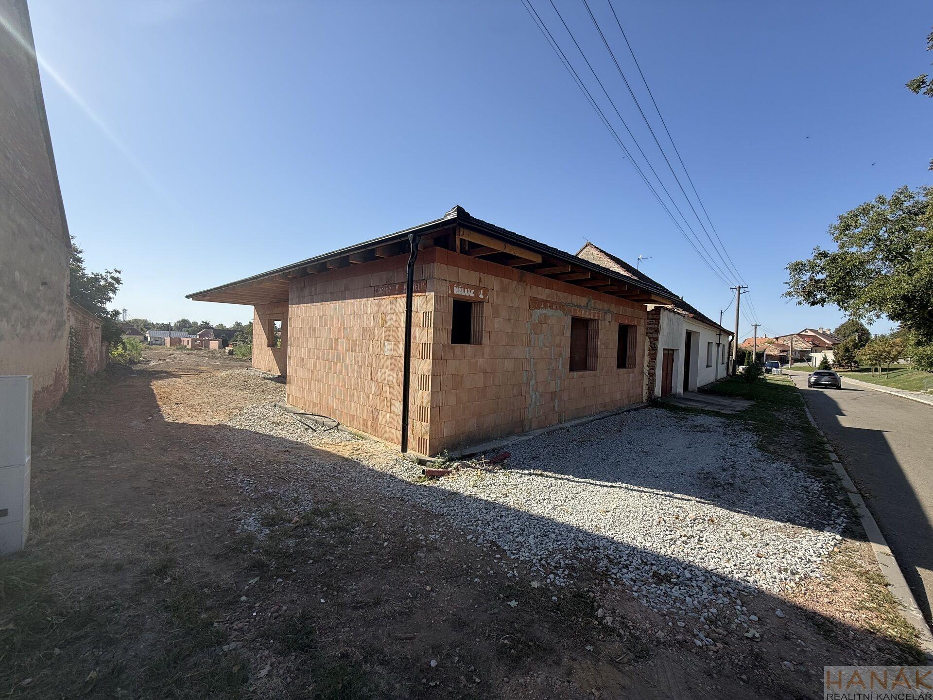 Prodej hrubé stavby moderního bungalovu 4+kk v Dyjákovicích.