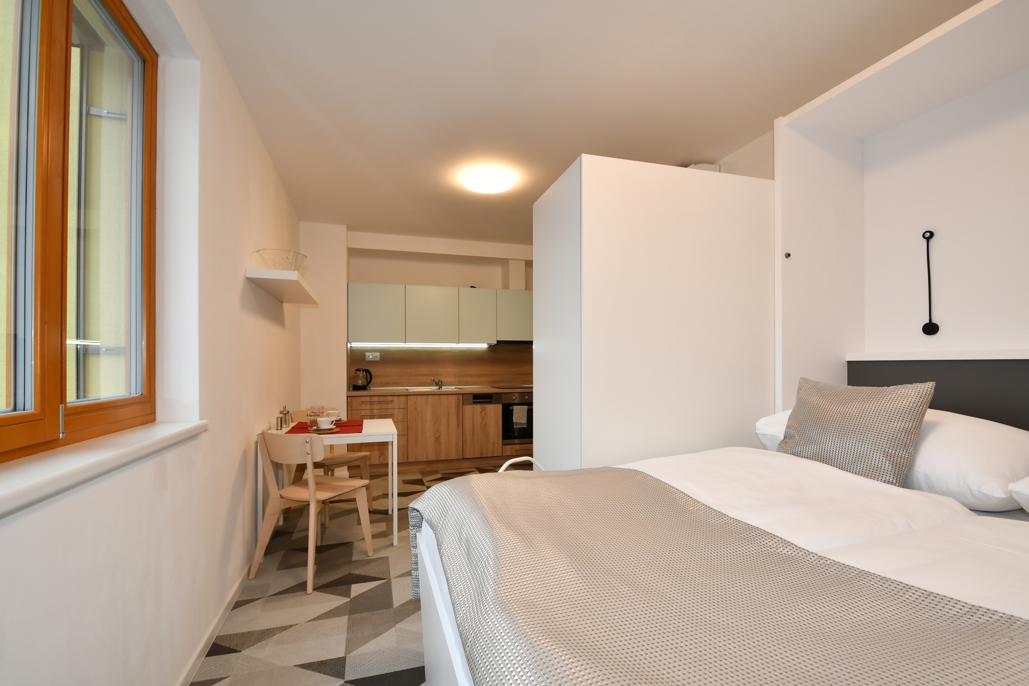 Pokoj s kuchyňskou linkou.