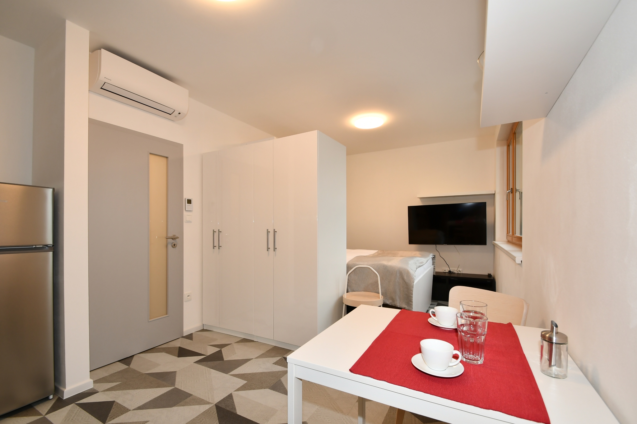 Pokoj s kuchyňskou linkou.