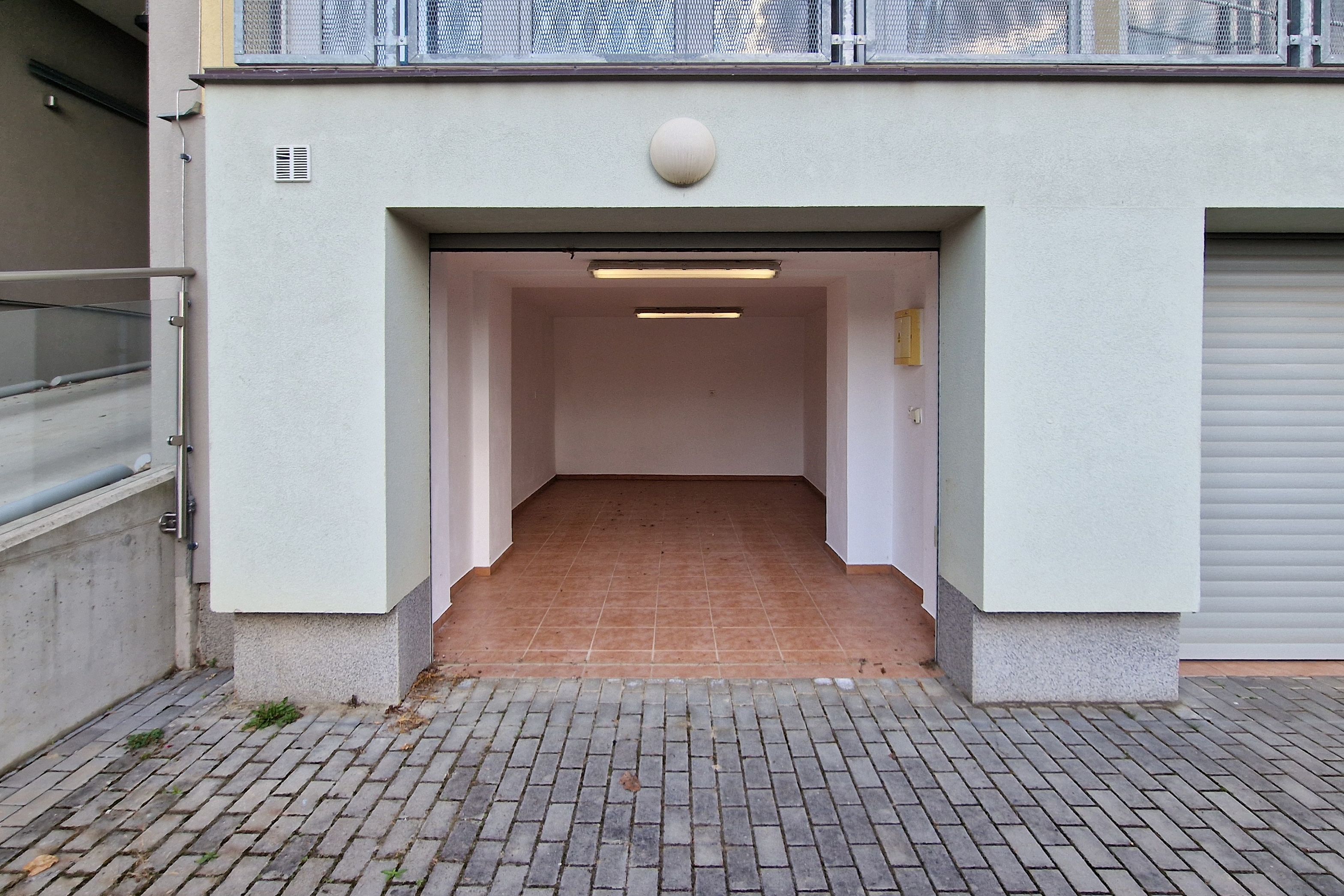 vjezd do garáže je z dvorní části domu