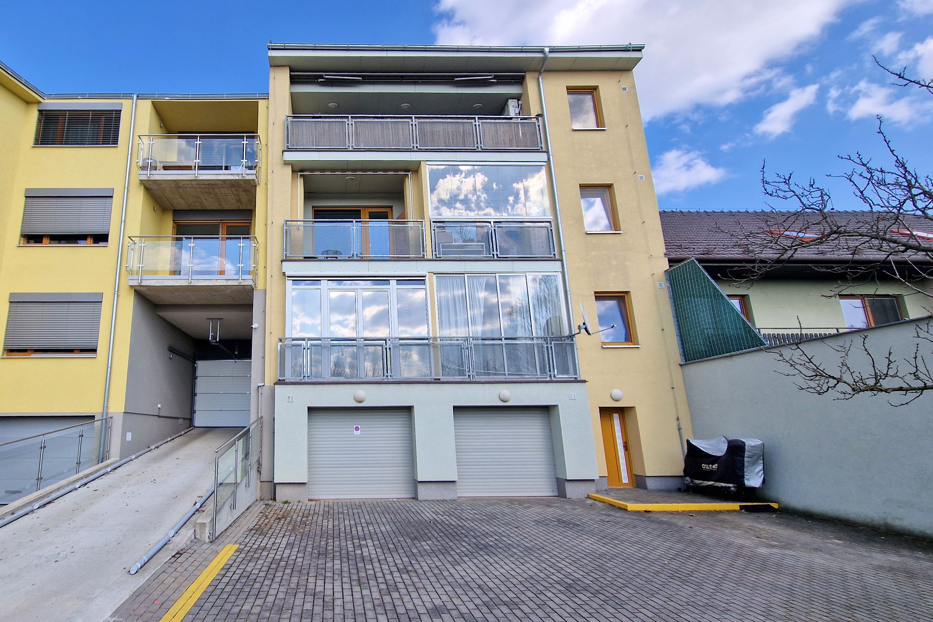 do garáže se dostanete průjezdem z ulice Holzova 28.