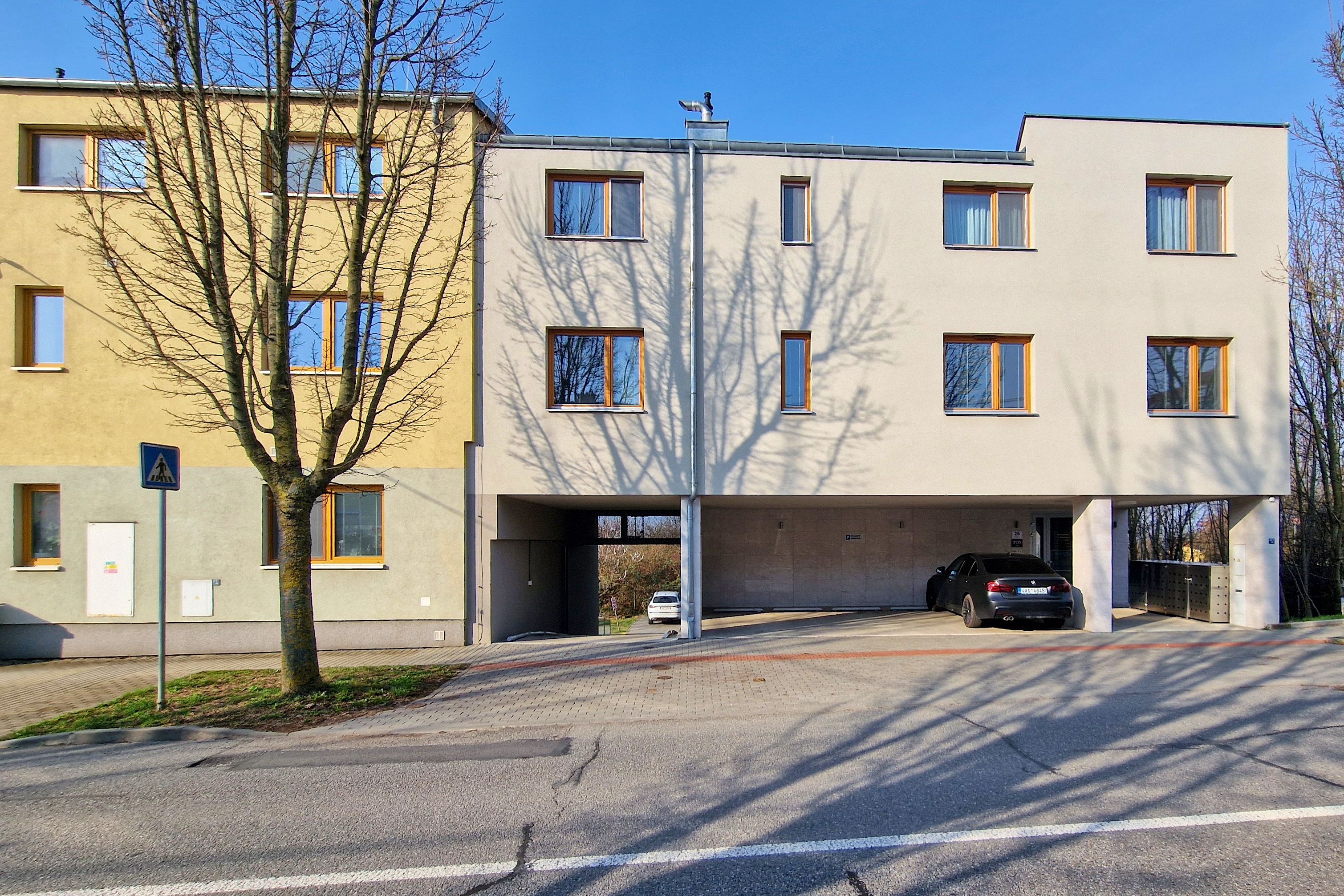 pohled na otevřený průjezd do dvorní části bytových domů Holzova 28 a Holzova 30