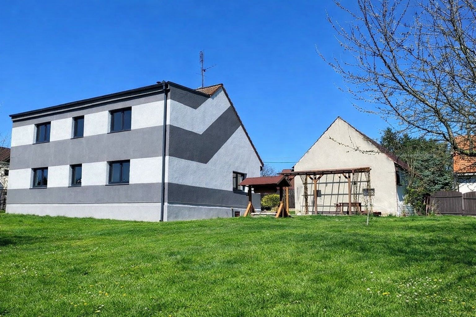 Velká zahrada s rekonstruovaným domem, nová fasáda, vedlejší stavba, okolí vesnice, vhodné pro rodinné bydlení.