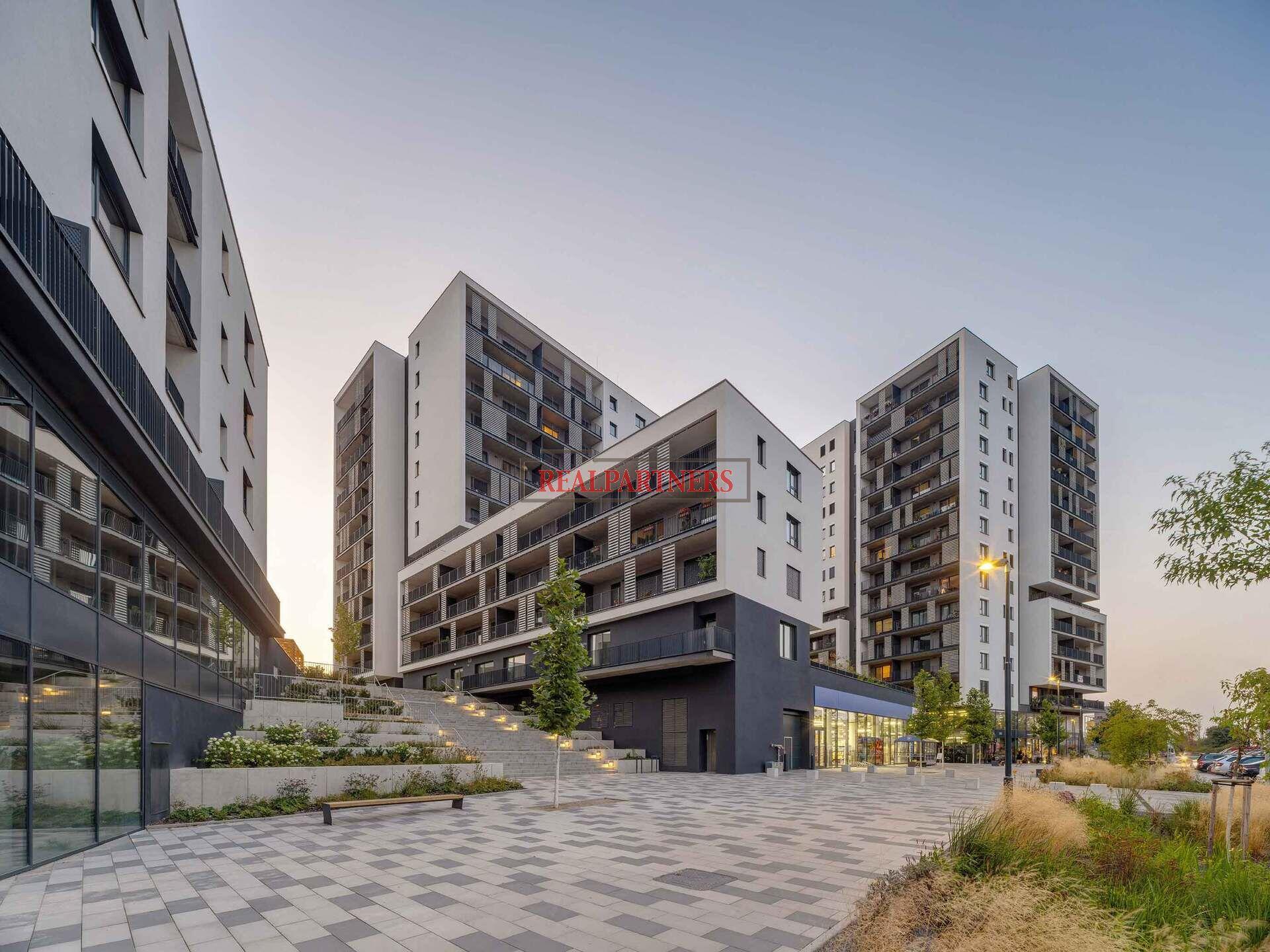 Pronájem garážového stání o ploše 14m2 v ulici Mezi Vodami, Praha 4 - Modřany