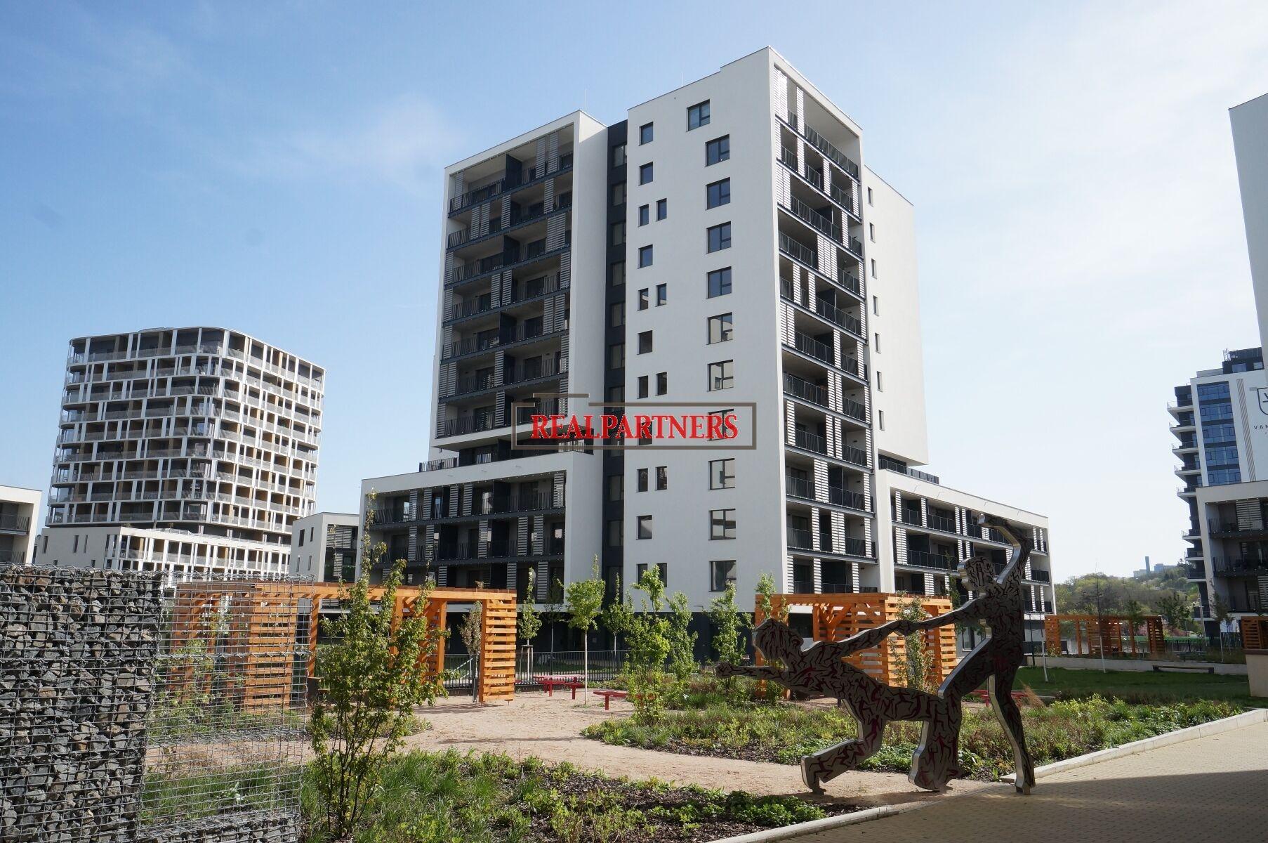 Pronájem garážového stání o ploše 14m2 v ulici Mezi Vodami, Praha 4 - Modřany