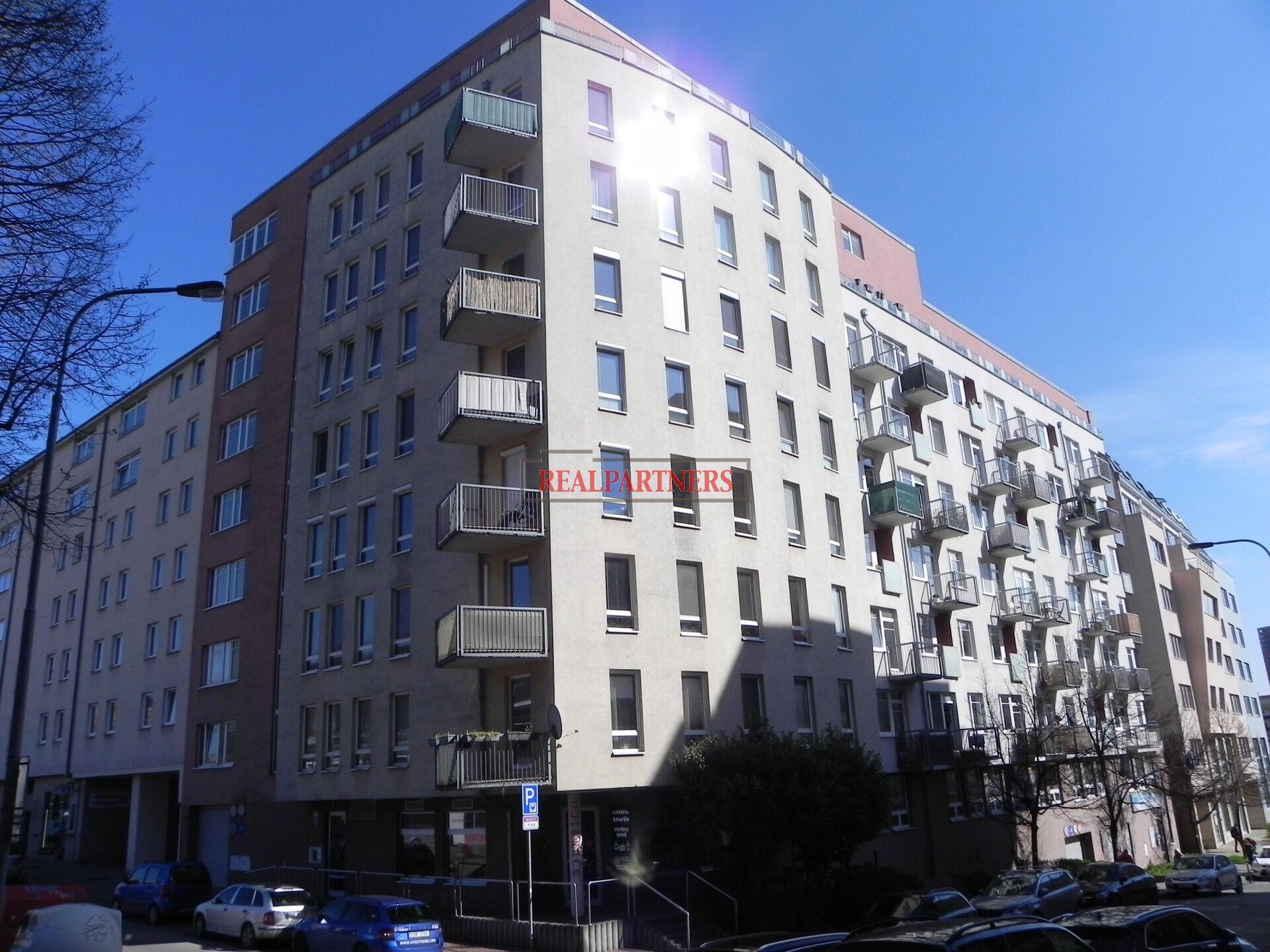 Pronájem bytu 2+kk o ploše 46m2 + balkón 1,5m2, podzemní zajíždějící garážové stání.