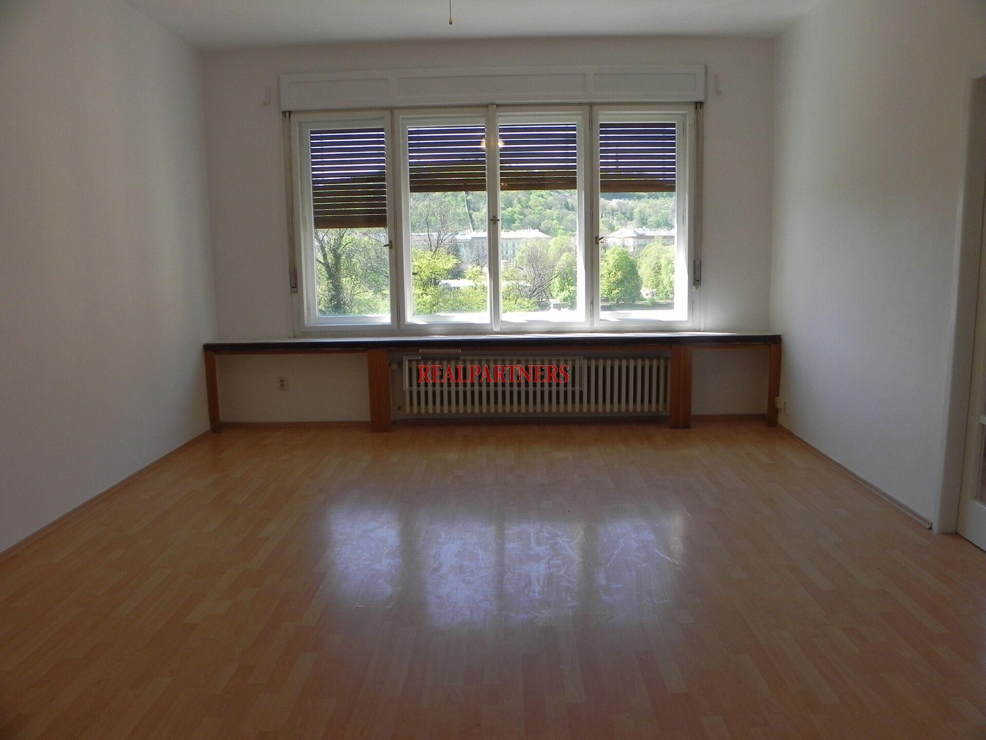 Nabízíme k podnájmu  byt o dispozici 4+1 naproti Národnímu Divadlu na adrese Masarykovo nábřeží 38.