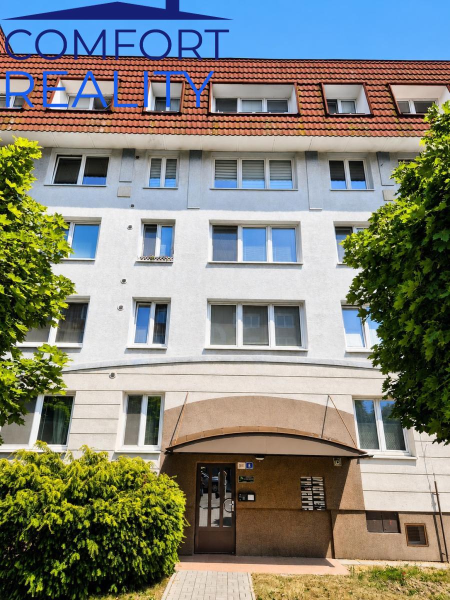 slunečním_světlem_zalitý_bytový_dům.jpg