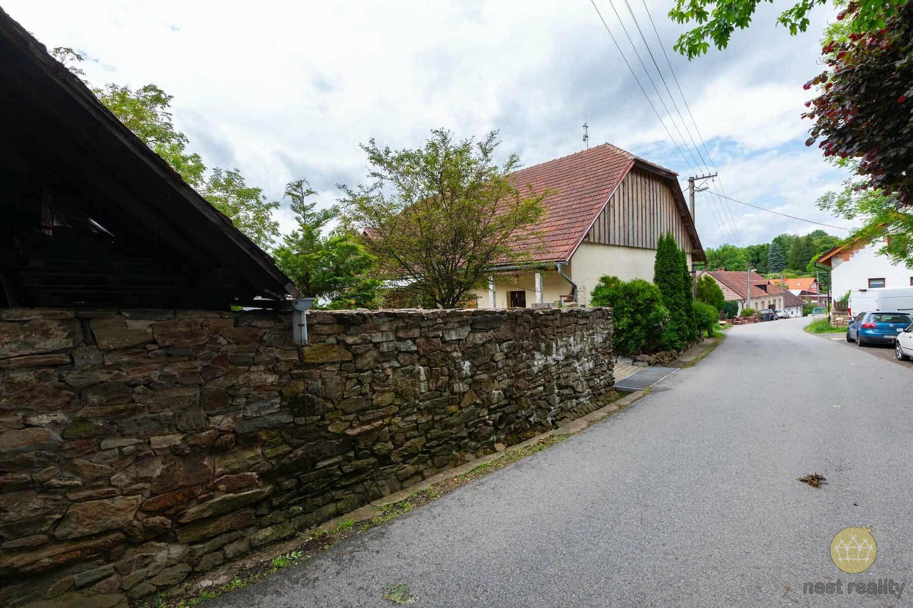 Prodej domu 2+1, výměře 95 m2 s pozemkem 608 m2 v obci Zdebuzeves, Divišov, okres Benešov.