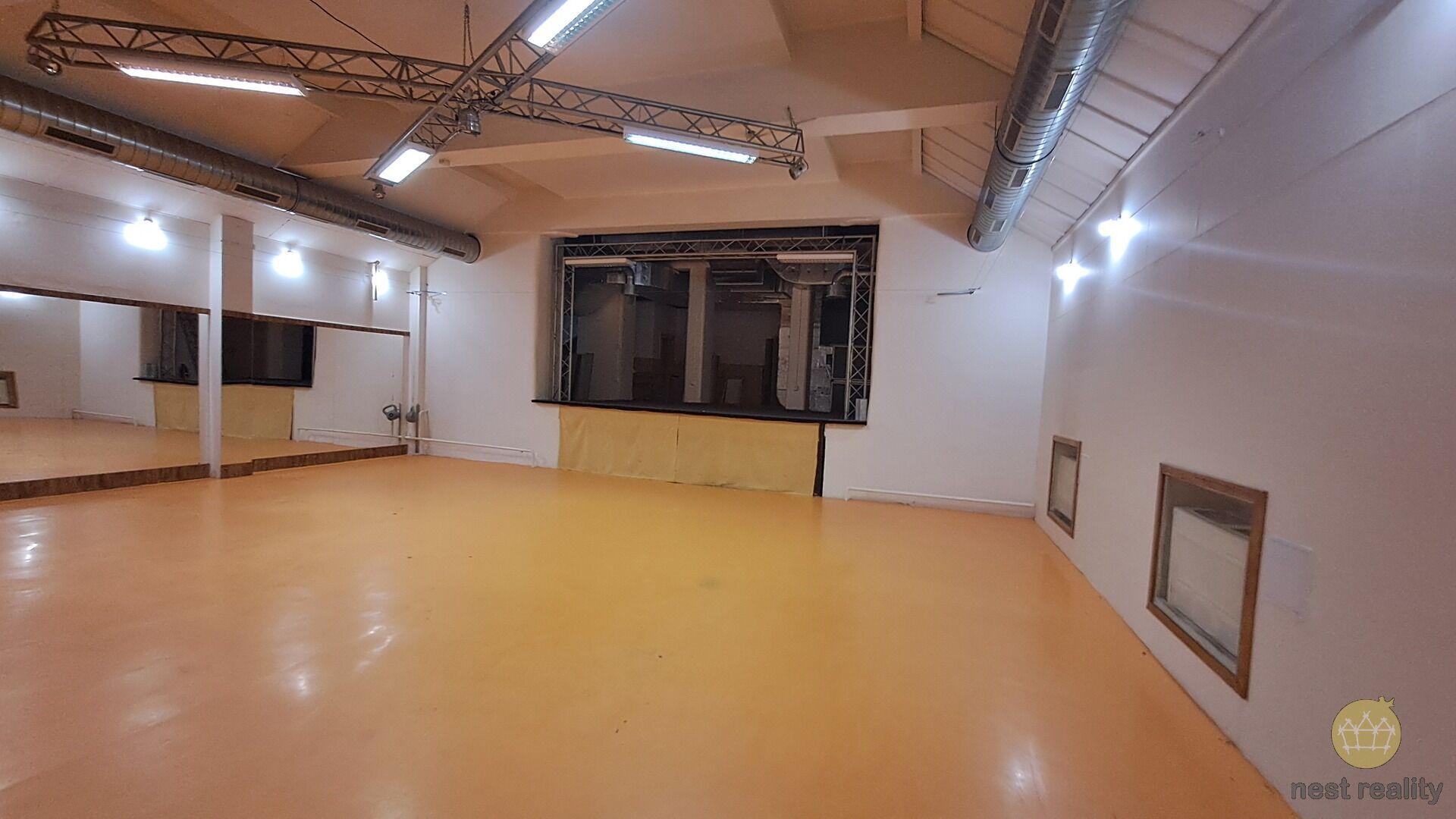 Pronájem nebytových prostor 394 m2, Husovo náměstí, Kolín.