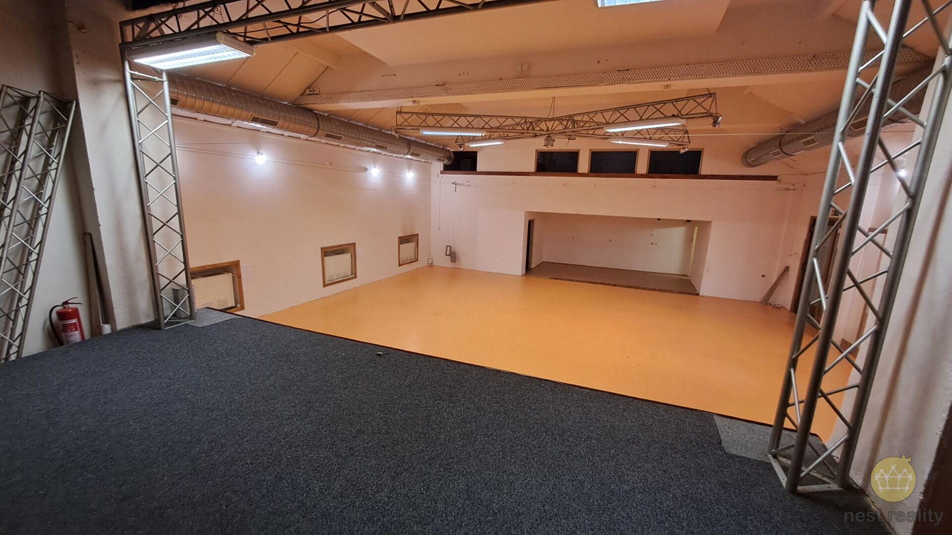 Pronájem nebytových prostor 394 m2, Husovo náměstí, Kolín.