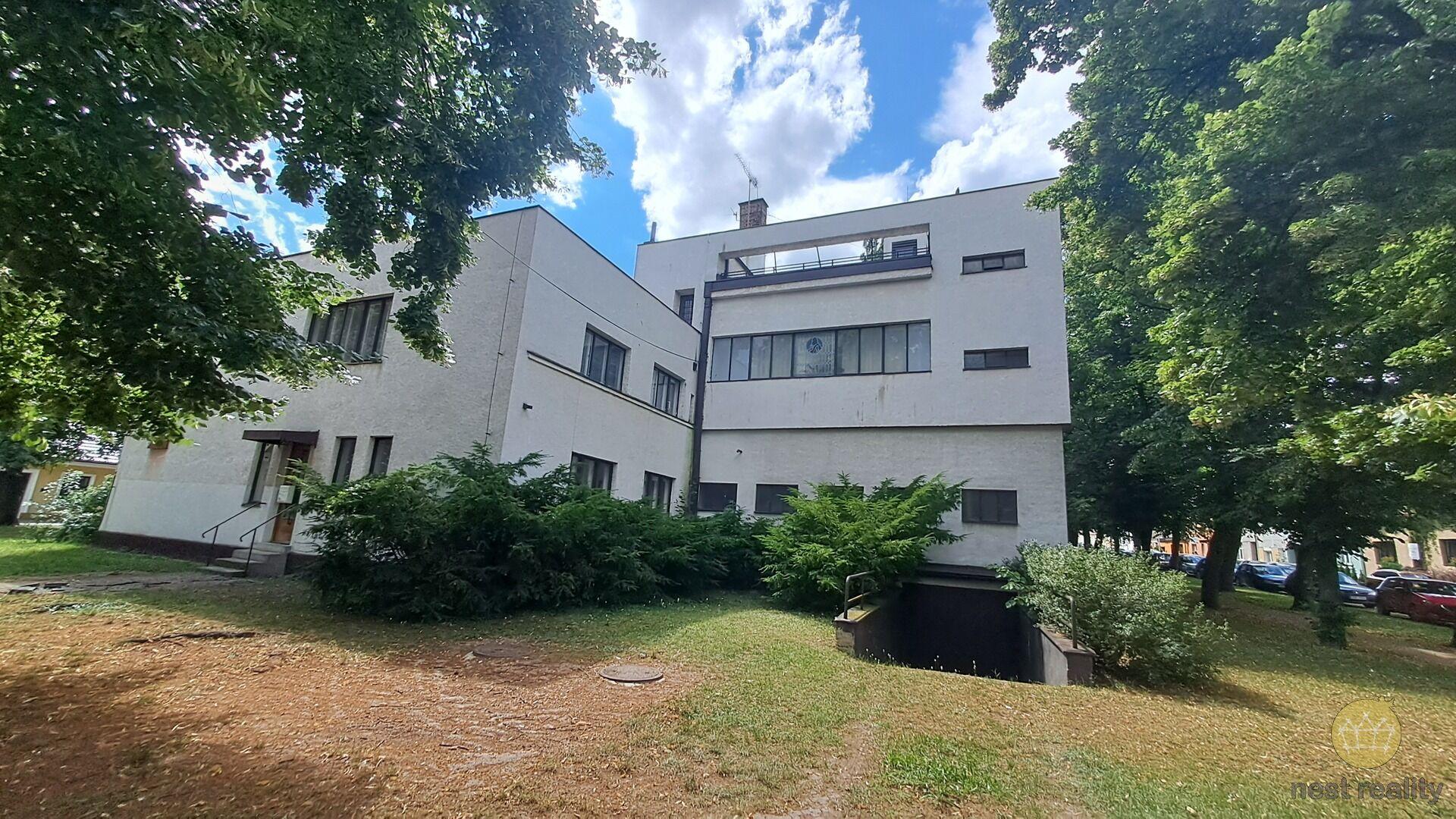 Pronájem nebytových prostor 394 m2, Husovo náměstí, Kolín.