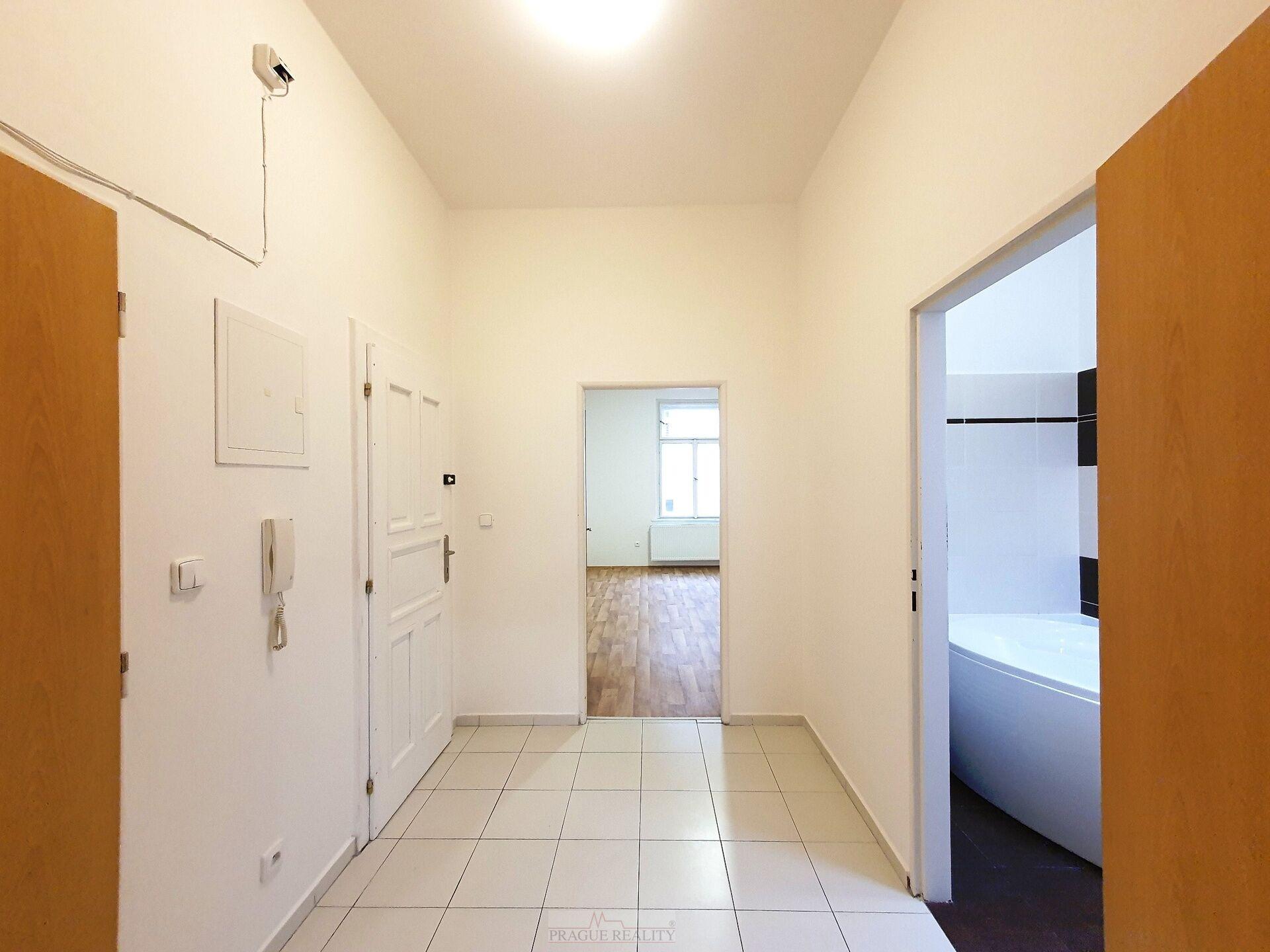 Prostorné 2+kk, 52m2, Praha 3 - Hartigova, 3.patro bez výtahu