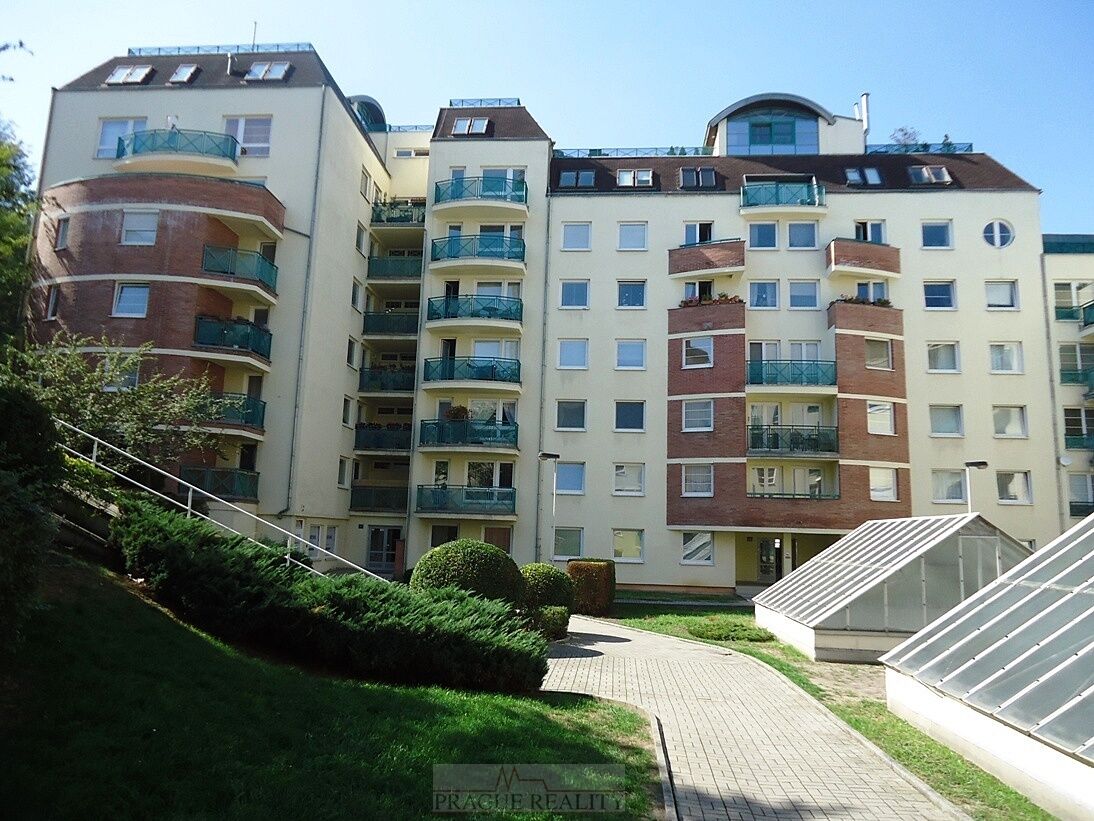 Novostavba 2+kk 60m2 + zasklená terasa 19m2 + garážové stání v rezidenci V Kapslovně / Jeseniova