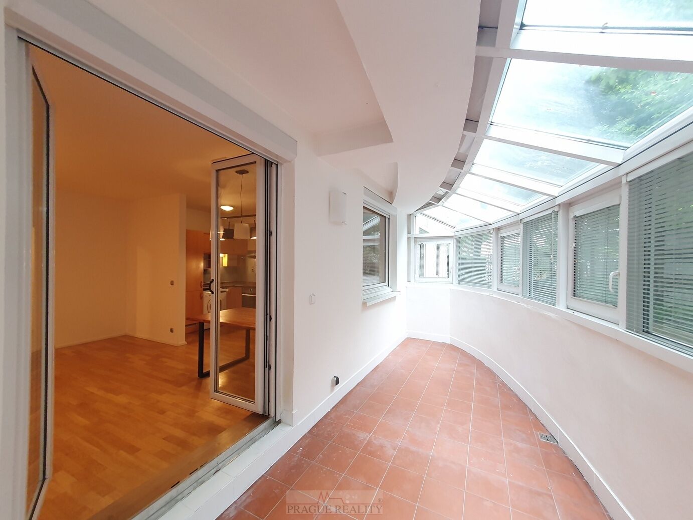 Novostavba 2+kk 60m2 + zasklená terasa 19m2 + garážové stání v rezidenci V Kapslovně / Jeseniova