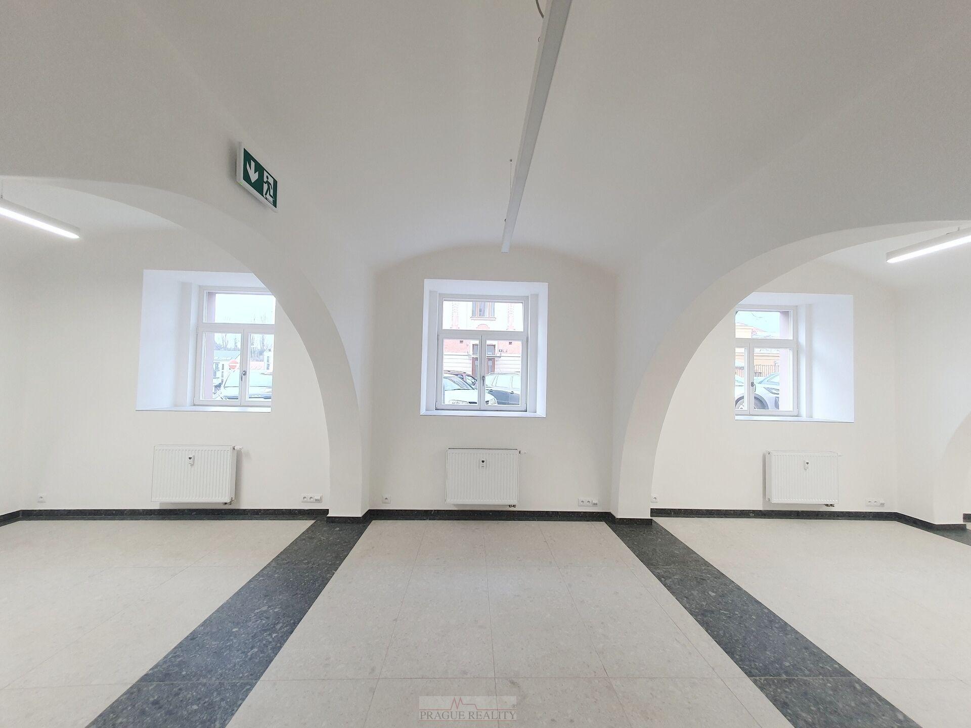 Luxusní, zcela nový komerční prostor 225m2, P3 Žižkov, roh ulic Ostromečská x Žerotínova