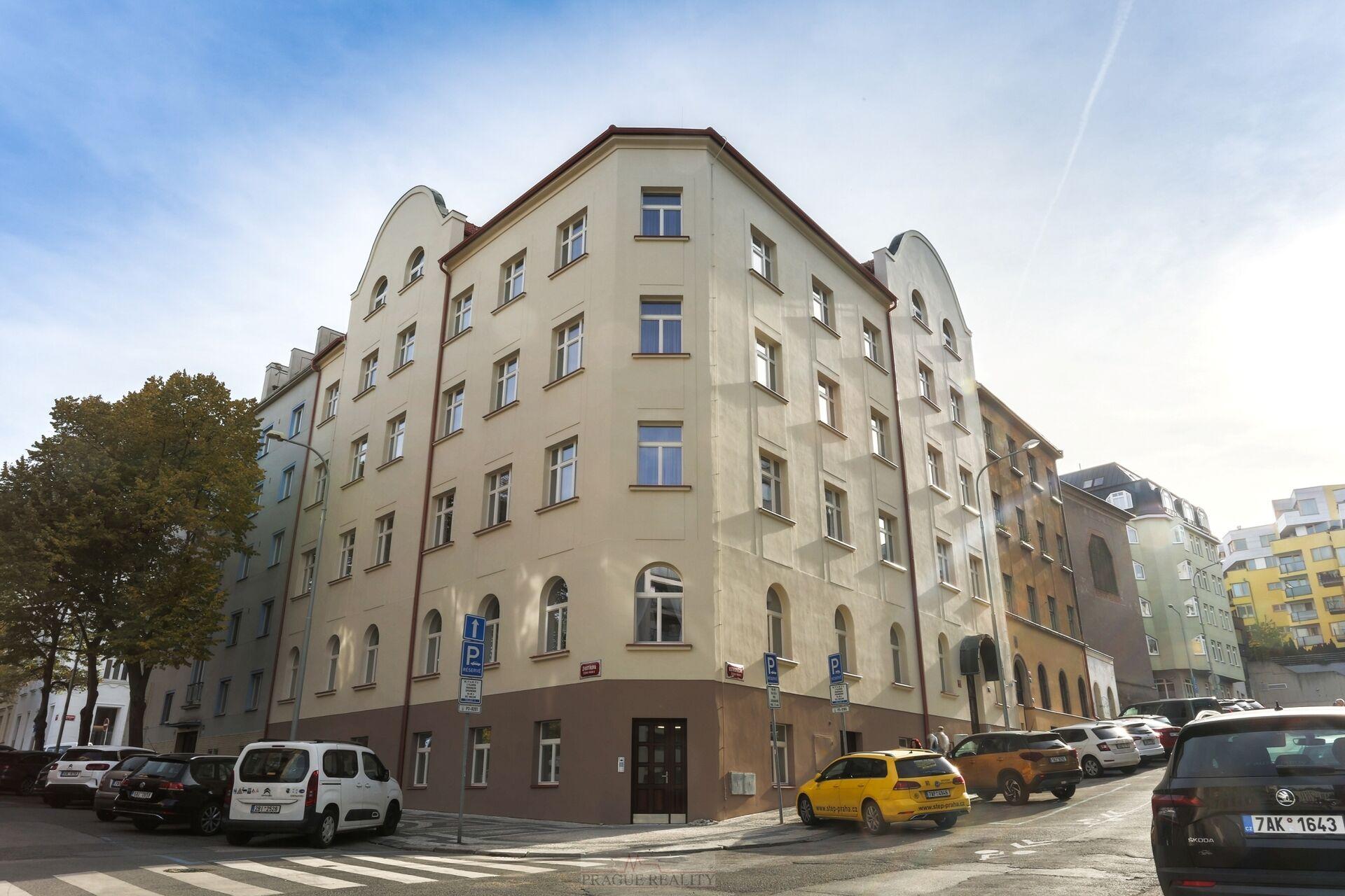 Luxusní, zcela nové, atypické kanceláře 225m2, P3 Žižkov, roh ulic Ostromečská x Žerotínova