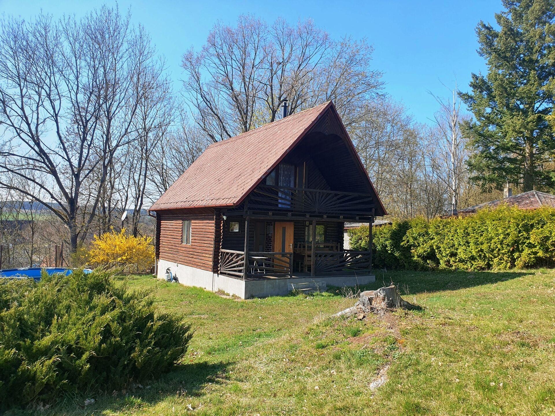 Chata 3+kk s pozemkem 434m2 v malebné krajině pod Blaníkem, obec Kamberk