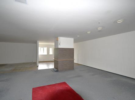 Pronájem - obchodní prostor, 340 m²