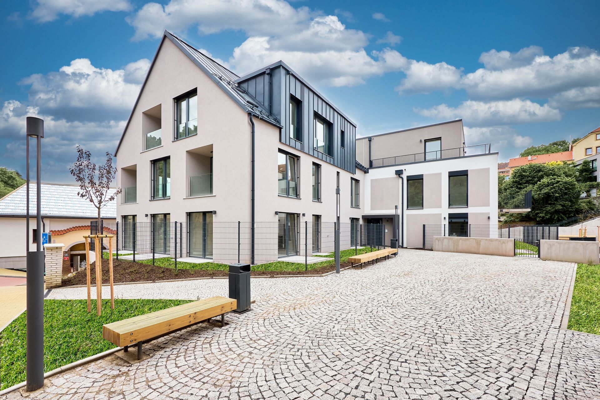 Byt 2+kk s terasou a předzahrádkou l B.01.01 l Lysolajský dvůr (Praha 6 - Lysolaje)