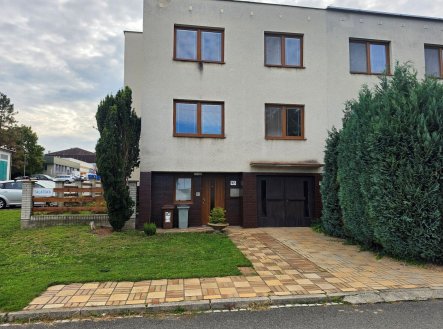 Prodej  prostorného pěkného řadového rodinného domu 5+1 ve Starém Městě, ul. Salašská.