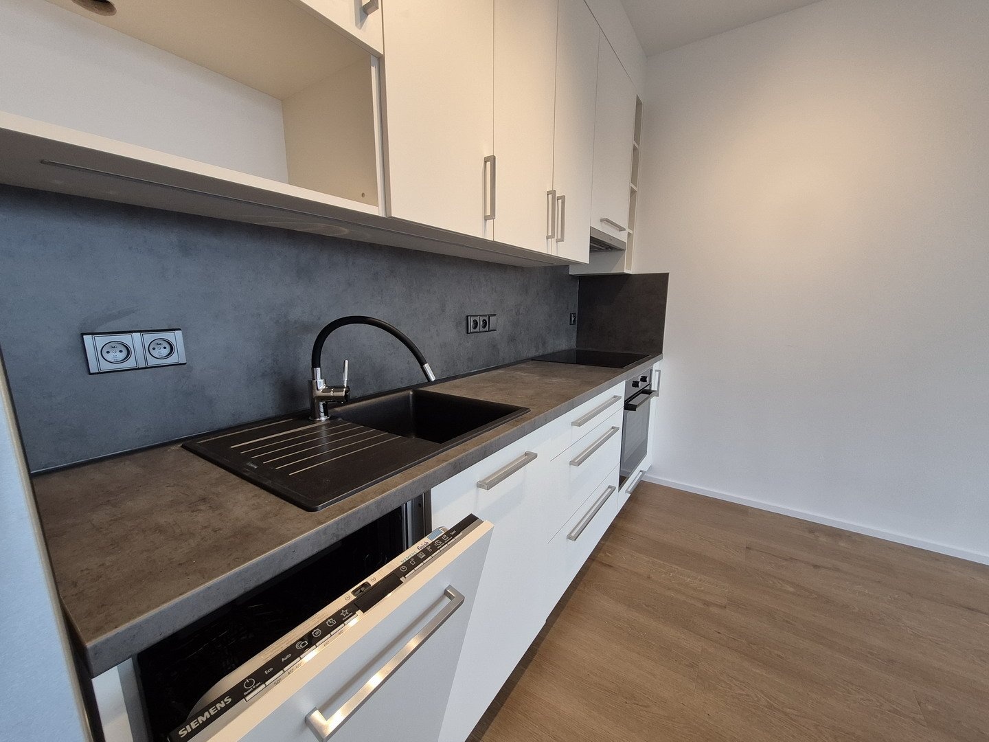 1 - pronájem 2+kk kuchyně