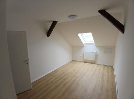 Pronájem bytu, atypický, 77 m²