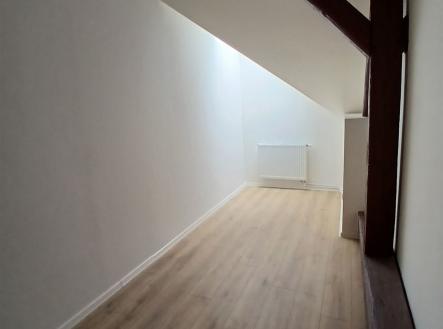 Pronájem bytu, atypický, 77 m²
