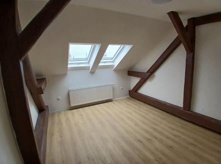 Pronájem bytu, atypický, 77 m²