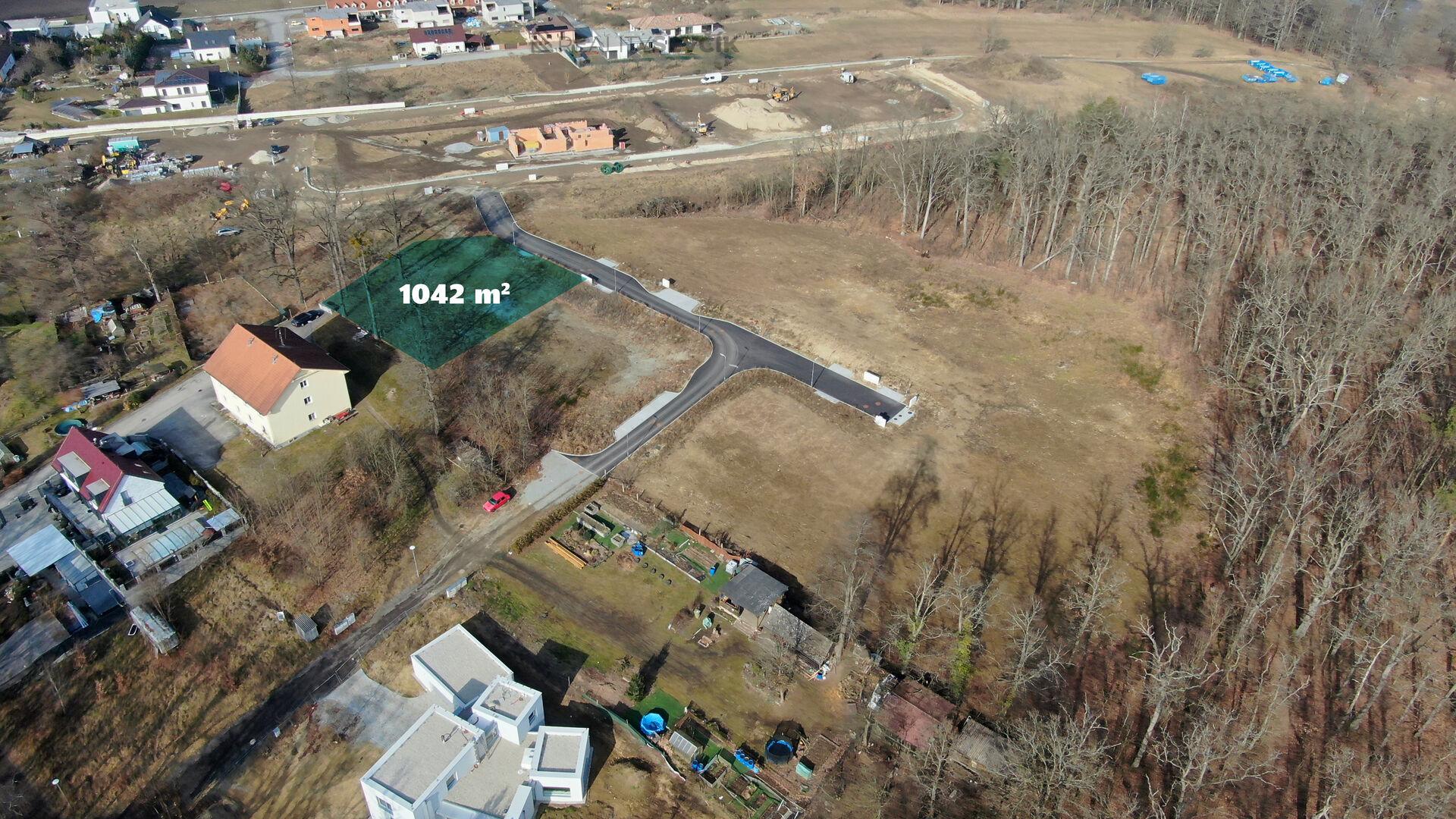 Prodej stavebního pozemku 1042 m2 v Hluboké nad Vltavou