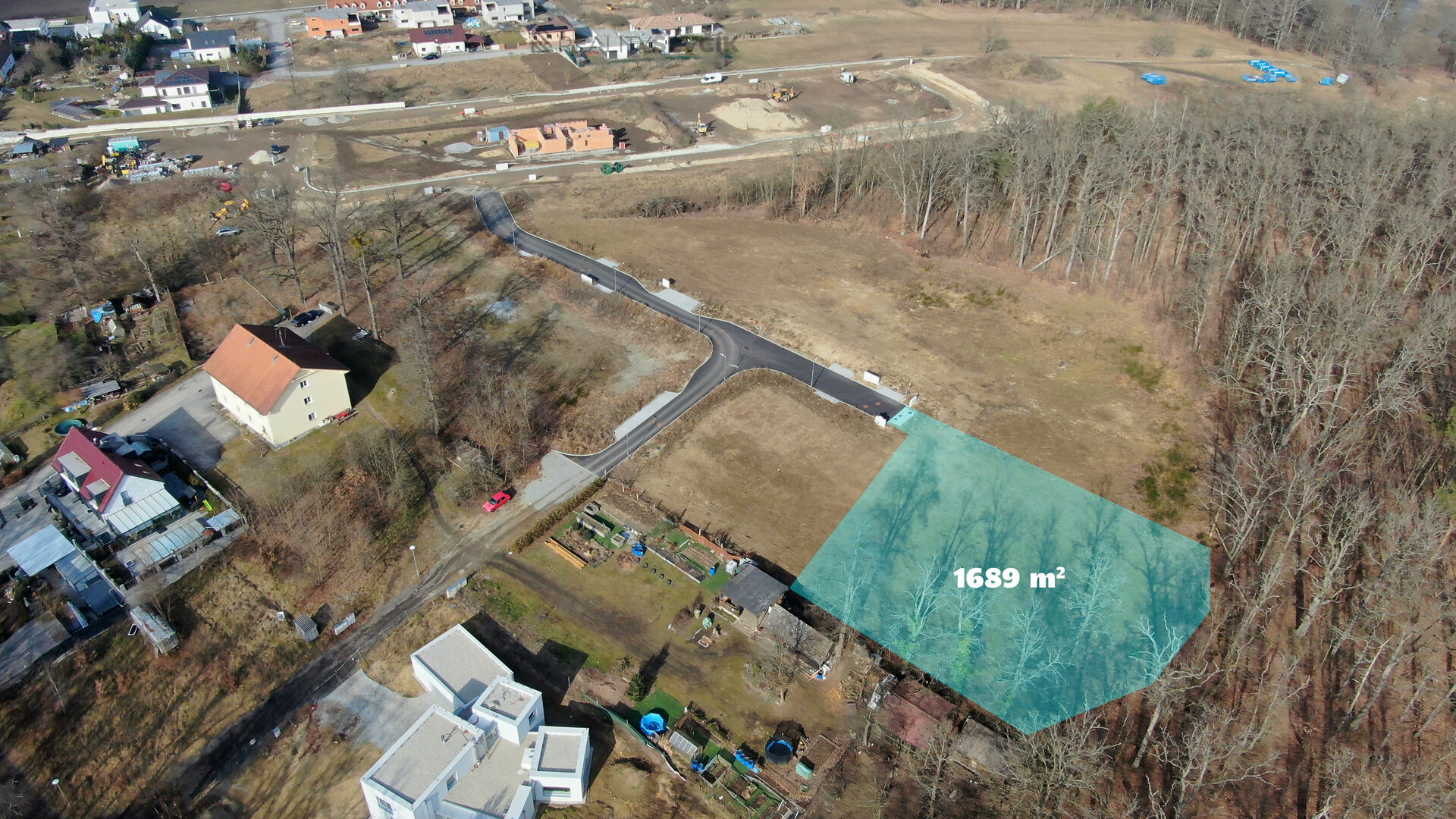 Prodej stavebního pozemku 1689 m2 v Hluboké nad Vltavou