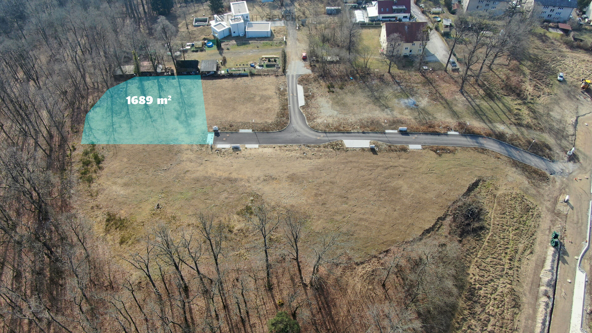 Prodej stavebního pozemku 1689 m2 v Hluboké nad Vltavou