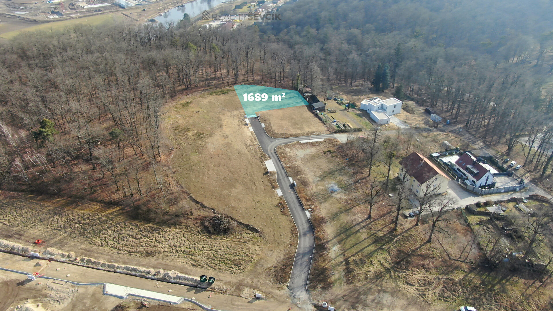 Prodej stavebního pozemku 1689 m2 v Hluboké nad Vltavou